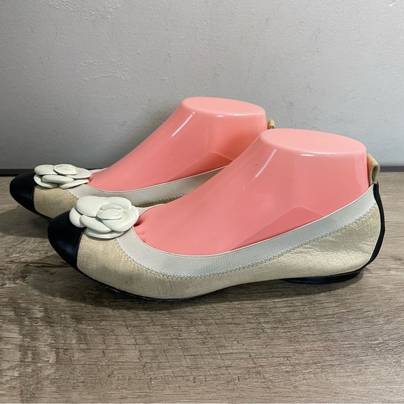 Women's CHANEL Ivory LEATHER Black CAP TOE Ballet Flats DESIGNER Shoes 37.5 - Picture 2 of 7